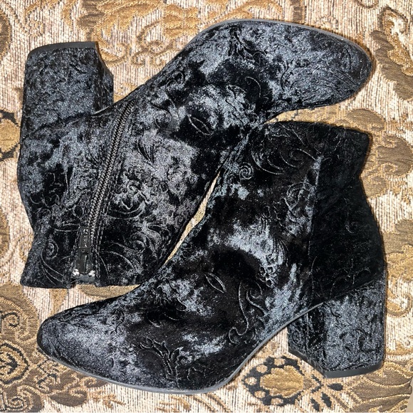 So Magazine Women's Velvet Ankle Boots - Picture 3 of 5